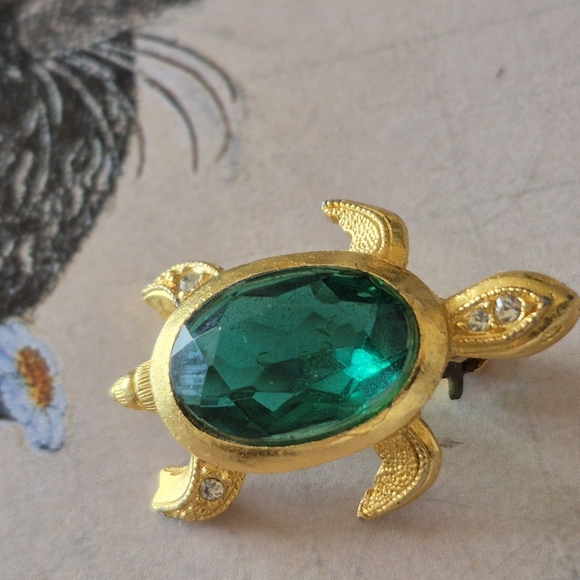 Gold and Green Turtle Brooch with Intricate Details - Picture 2 of 8